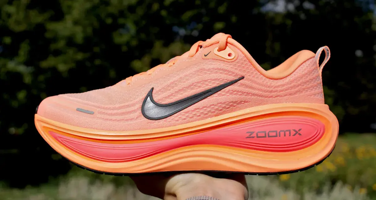 Pomarańczowe buty do biegania Nike z pianką ZoomX. Idealne na długie dystanse, zapewniające komfort i amortyzację.