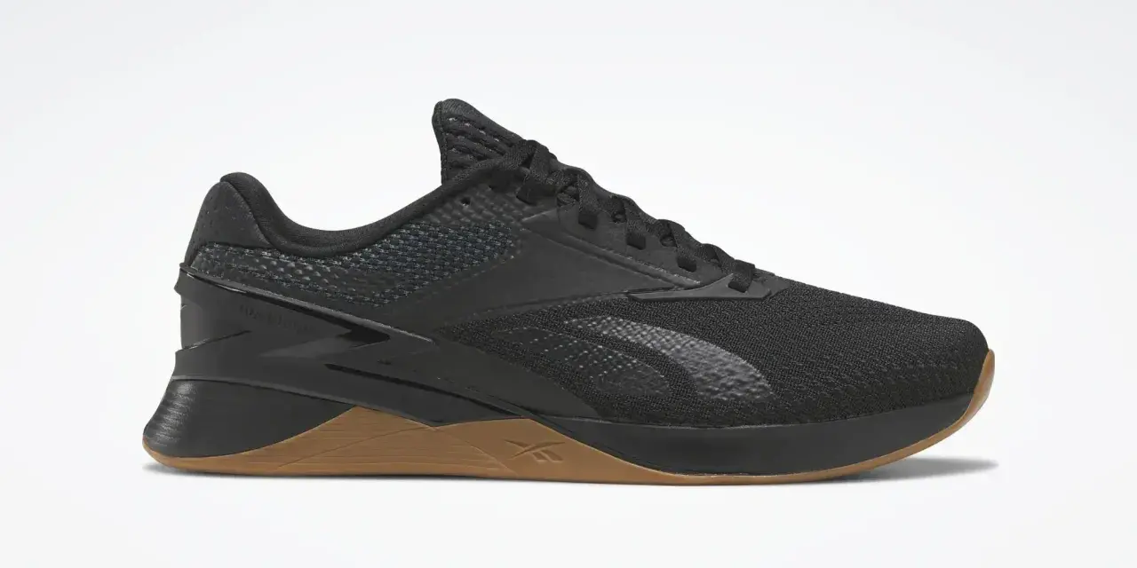 Czarne buty Reebok Nano X, idealne jako buty do crossfitu, z brązową podeszwą i charakterystycznym logo.