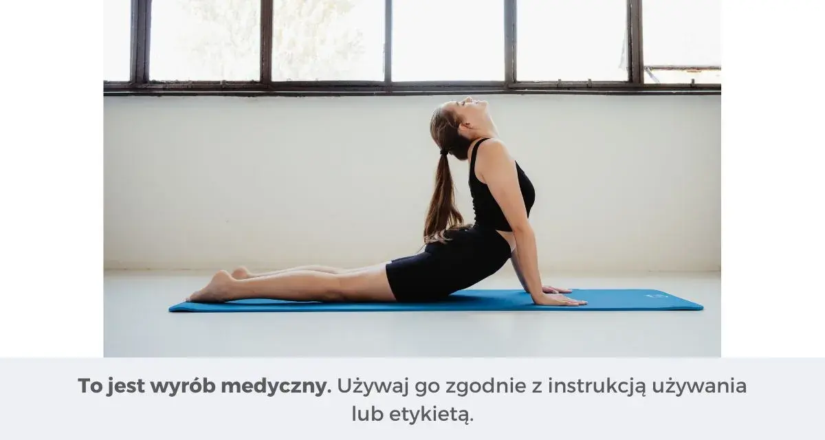 Kobieta na macie wykonuje pozycję kobry, pokazując, jak rozciągać plecy.
