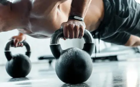 Jak ćwiczyć crossfit w domu: efektywne treningi dla każdego poziomu
