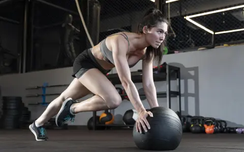 Ile trwa trening crossfit? Poznaj szczegóły i czas poszczególnych etapów