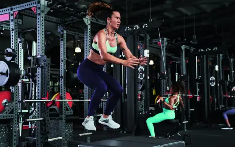 Jak wygląda trening crossfit – struktura, ćwiczenia i korzyści