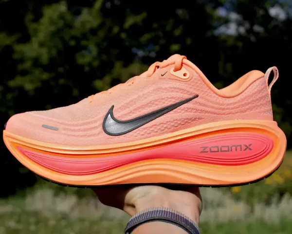 Pomarańczowe buty do biegania Nike z pianką ZoomX. Idealne na długie dystanse, zapewniające komfort i amortyzację.