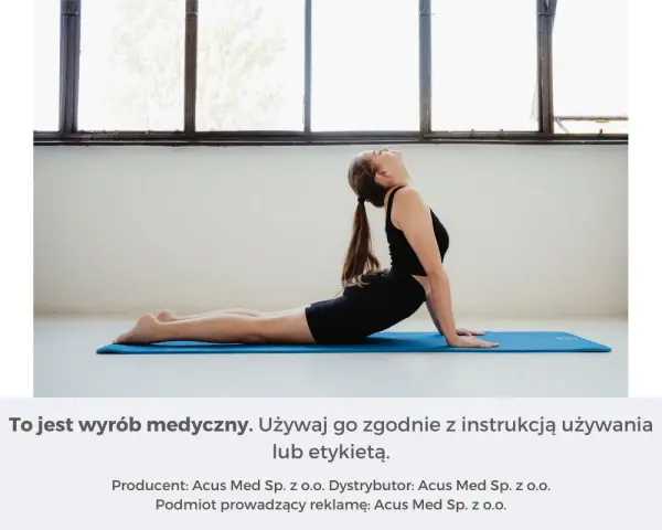 Kobieta na macie wykonuje pozycję kobry, pokazując, jak rozciągać plecy.