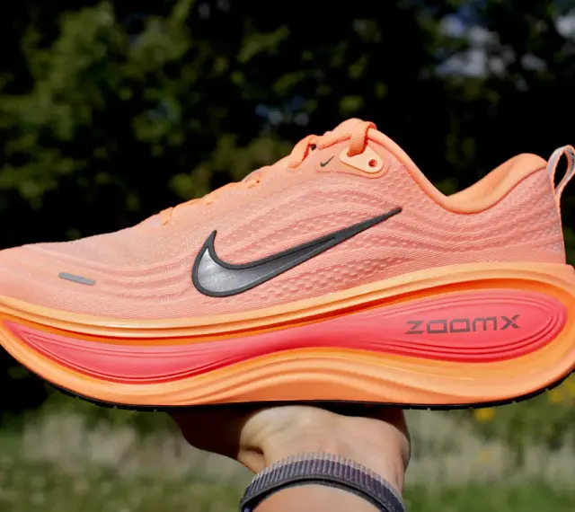 Pomarańczowe buty do biegania Nike z pianką ZoomX. Idealne na długie dystanse, zapewniające komfort i amortyzację.