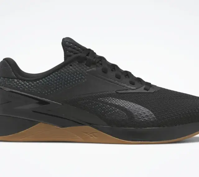 Czarne buty Reebok Nano X, idealne jako buty do crossfitu, z brązową podeszwą i charakterystycznym logo.