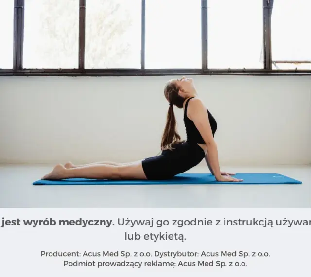 Kobieta na macie wykonuje pozycję kobry, pokazując, jak rozciągać plecy.