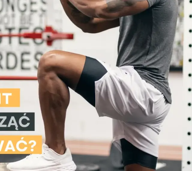 Mężczyzna wykonuje ćwiczenie w stylu crossfit. Dowiedz się, czym jest crossfit i jak zacząć trenować.