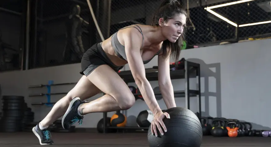 Ile trwa trening crossfit? Poznaj szczegóły i czas poszczególnych etapów