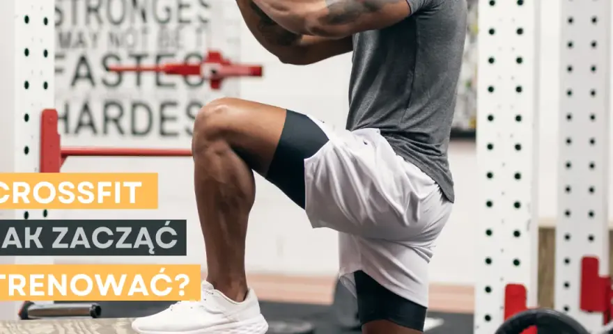 Mężczyzna w stroju sportowym wykonuje ćwiczenie CrossFit przy stojaku gimnastycznym.