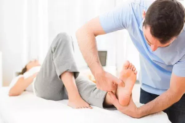 Jakie ćwiczenia po złamaniu kłykcia pomogą w szybszej rehabilitacji?