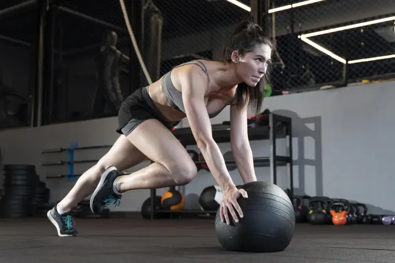 Ile trwa trening crossfit? Poznaj szczegóły i czas poszczególnych etapów