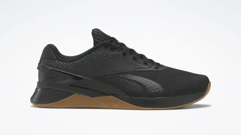 Czarne buty Reebok Nano X, idealne jako buty do crossfitu, z brązową podeszwą i charakterystycznym logo.