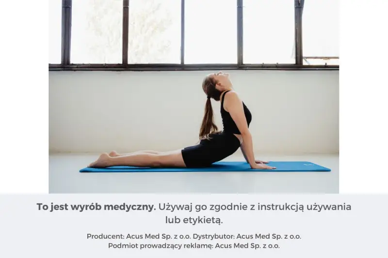 Kobieta na macie wykonuje pozycję kobry, pokazując, jak rozciągać plecy.